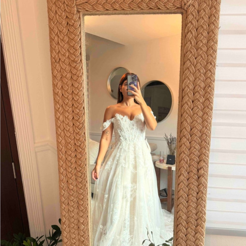 Elegant Lace Wedding Gown - Picture 4 of 6